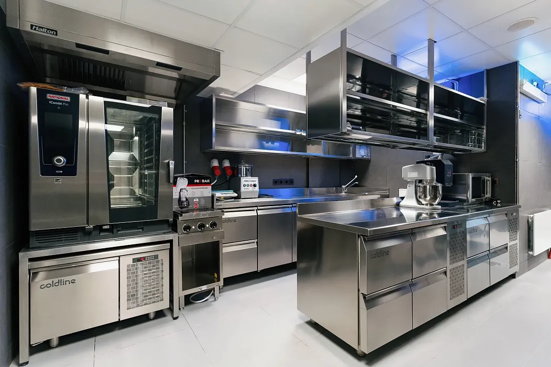Echiparea bucătăriei cafenelei cu aparatură profesională