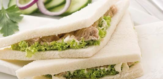 Нарезка и упаковка тостового хлеба без корочки (трамеццино)