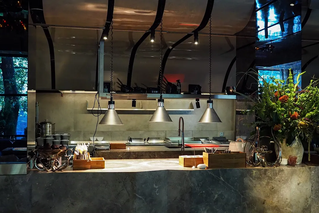 Echiparea completă a bucătăriei restaurantului cu echipamente profesionale