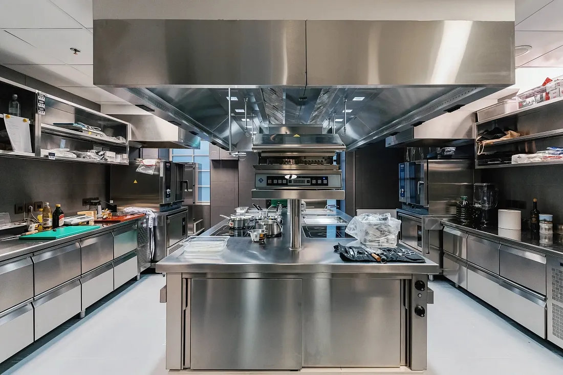Bucătărie profesională de restaurant cu echipament