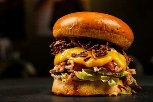 Во «Вкусно — и точка» появилось бронирование столиков через «Яндекс Еду»